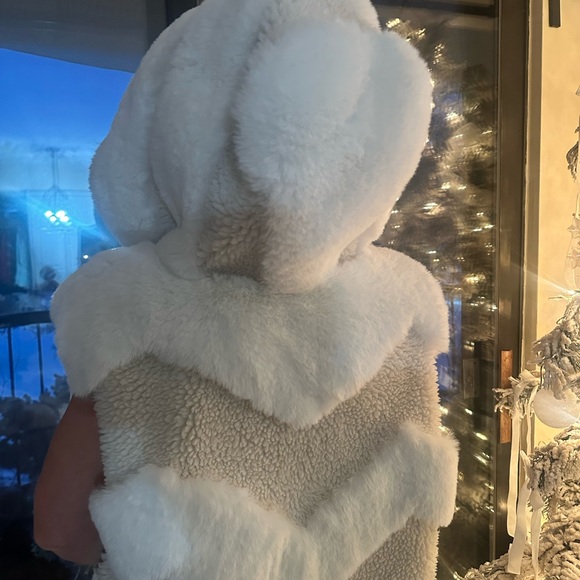 Luxurious White Faux Fur Vest - Picture 3 of 6